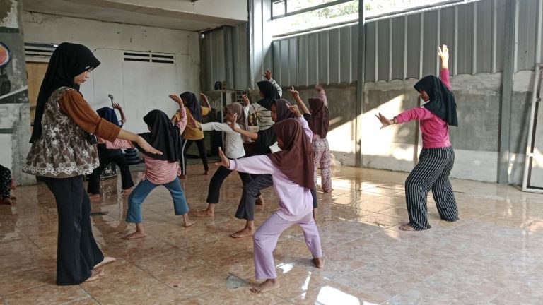 Pelatihan Seni Tari, Erlazet Charity Karawang, Tari Ronggeng Nyentrik, Pembinaan Anak, Seni Budaya Indonesia, Pengembangan Bakat Anak