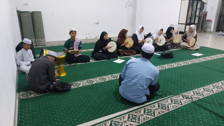 Pembinaan Hadroh, Erlazet Charity, Anak Yatim Binaan, Musik Islami, Peringatan Maulid Nabi, Rohatil Athyaru Tasydu