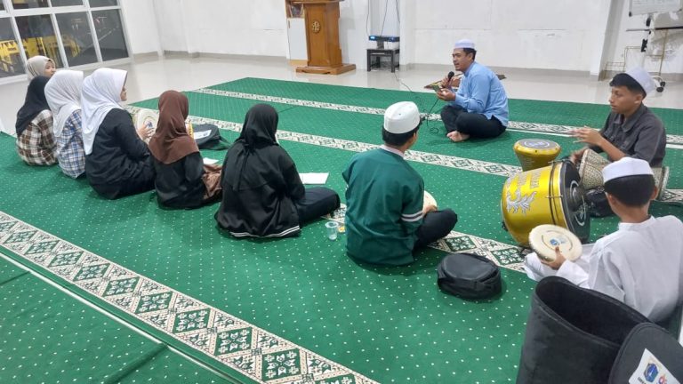 Pembinaan Hadroh, Erlazet Charity, Anak Yatim Binaan, Musik Islami, Peringatan Maulid Nabi, Rohatil Athyaru Tasydu