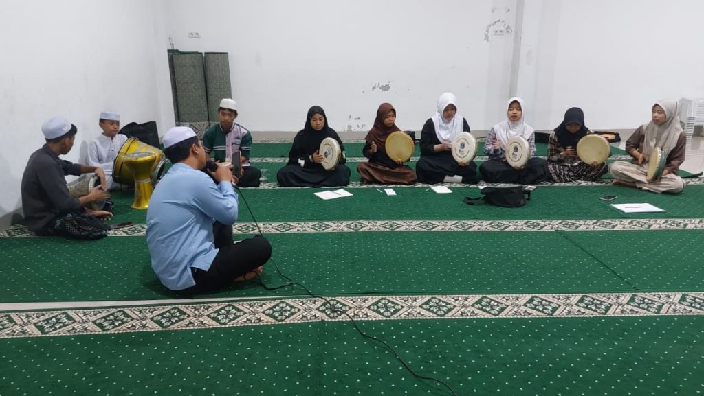 Pembinaan Hadroh, Erlazet Charity, Anak Yatim Binaan, Musik Islami, Peringatan Maulid Nabi, Rohatil Athyaru Tasydu