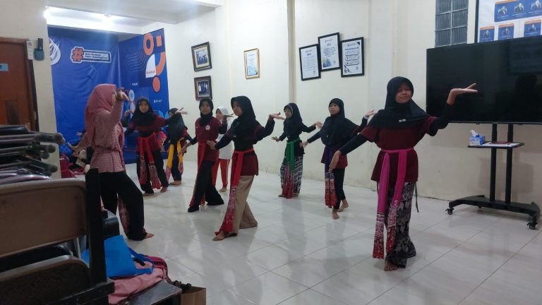 Pelatihan Seni Tari, Erlazet Charity, Pembinaan Anak Yatim, Tari Tradisional Indonesia, Tari Igel Molek, Tari Lenggang Nyai