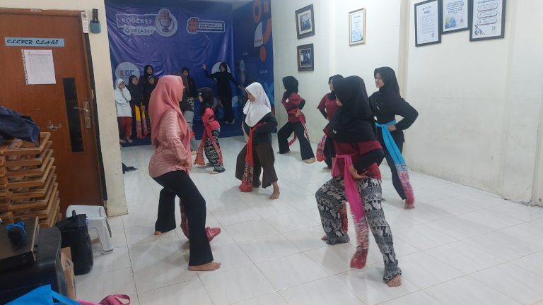 Pelatihan Seni Tari, Erlazet Charity, Pembinaan Anak Yatim, Tari Tradisional Indonesia, Tari Igel Molek, Tari Lenggang Nyai
