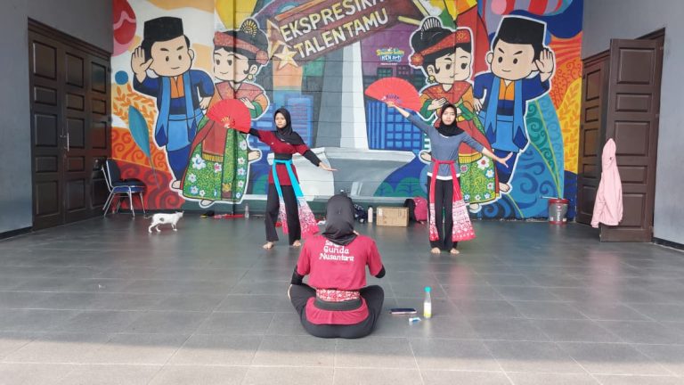 Pelatihan Seni Tari, Erlazet Charity, Pembinaan Anak Yatim, Tari Tradisional Indonesia, Tari Lenggang Nyai, Tari Nusantara