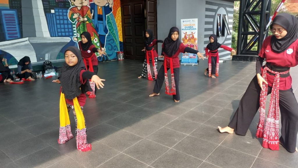 Pelatihan Seni Tari, Erlazet Charity, Pembinaan Anak Yatim, Tari Tradisional Indonesia, Tari Lenggang Nyai, Tari Nusantara