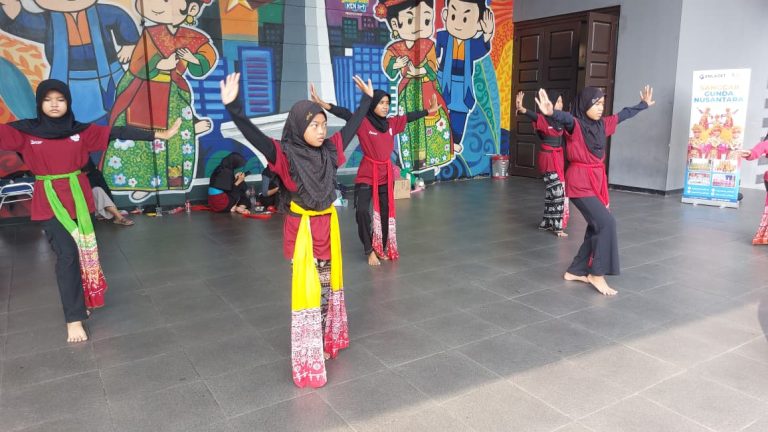Pelatihan Seni Tari, Erlazet Charity, Pembinaan Anak Yatim, Tari Tradisional Indonesia, Tari Lenggang Nyai, Tari Nusantara