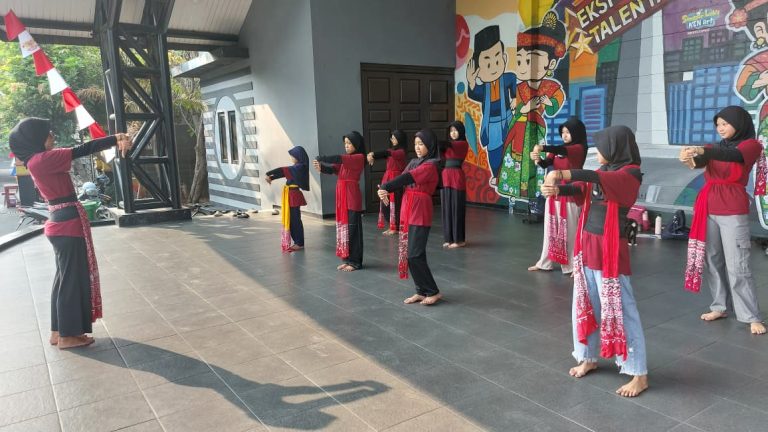 Pelatihan Seni Tari, Erlazet Charity, Anak Yatim Binaan, Tari Bajidor Kahot, Tari Lenggang Nyai, Tari Nusantara