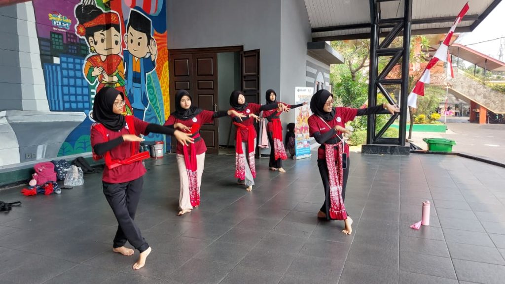 Pelatihan Seni Tari, Erlazet Charity, Anak Yatim Binaan, Tari Bajidor Kahot, Tari Lenggang Nyai, Tari Nusantara