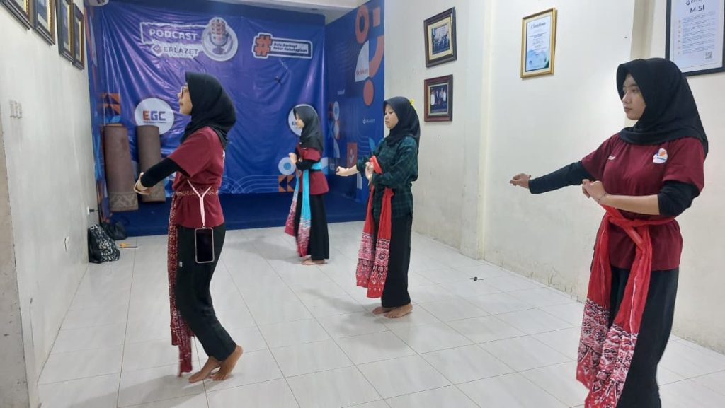 Pelatihan Seni Tari, Erlazet Charity, Anak Yatim Binaan, Tari Bajidor Kahot, Tari Igel Molek, Seni Tari Tradisional