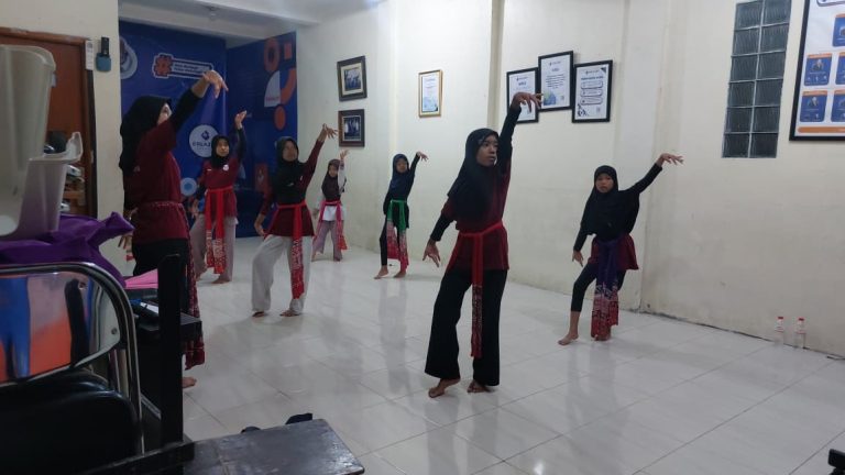 Pelatihan Seni Tari, Erlazet Charity, Anak Yatim Binaan, Tari Bajidor Kahot, Tari Igel Molek, Seni Tari Tradisional