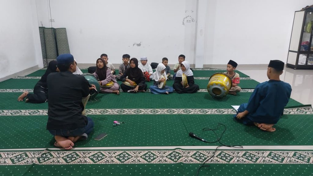 Pembinaan Hadroh, Hadroh Anak Yatim, Erlazet Charity, Musik Religi Islami, Sholawat, Pemberdayaan Anak Yatim