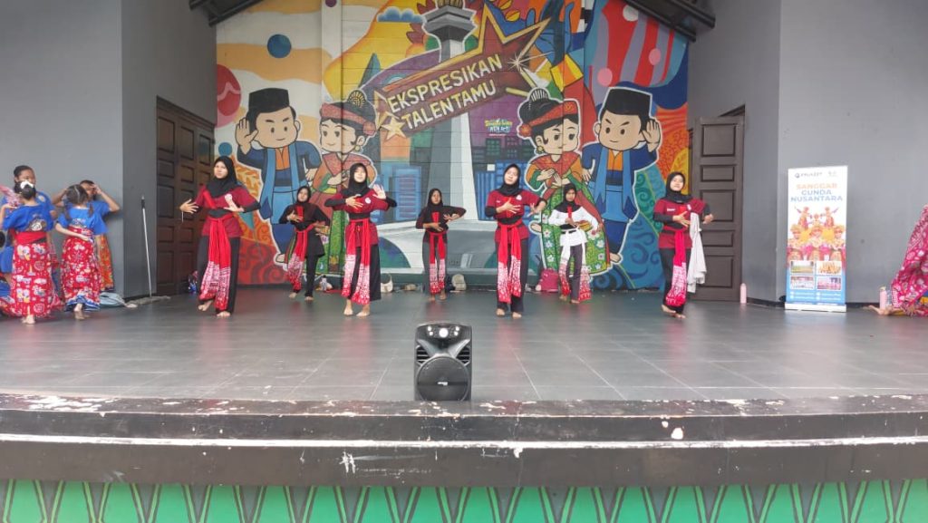 Pelatihan Seni Tari, Erlazet Charity, Anak Yatim Piatu, Tari Pesona Nusantara, Pemberdayaan Anak, Pengembangan Bakat Anak