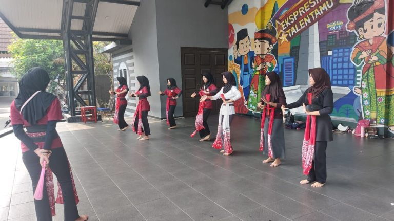 Pelatihan Seni Tari, Erlazet Charity, Anak Yatim Piatu, Tari Pesona Nusantara, Pemberdayaan Anak, Pengembangan Bakat Anak