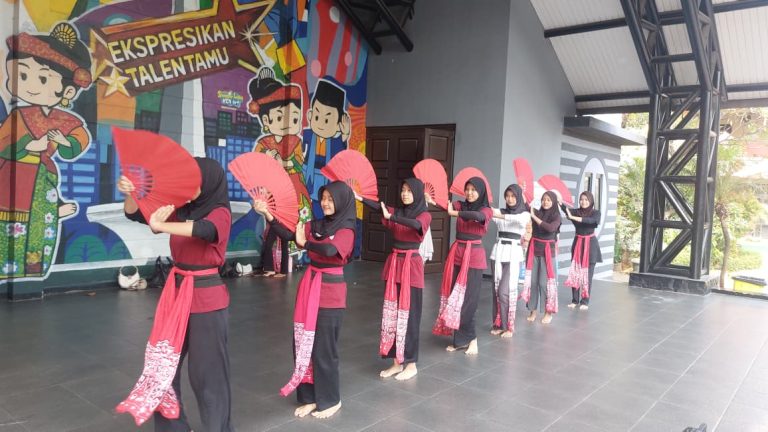 Pelatihan Seni Tari, Erlazet Charity, Anak Yatim Piatu, Tari Pesona Nusantara, Pemberdayaan Anak, Pengembangan Bakat Anak