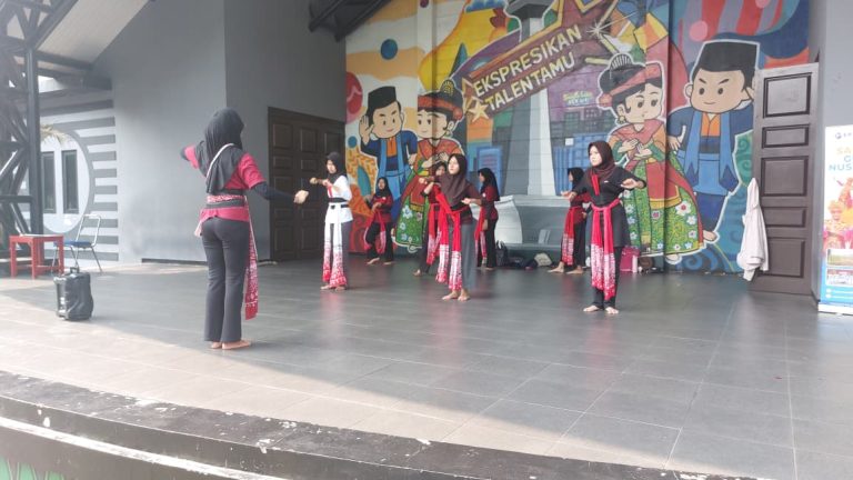 Pelatihan Seni Tari, Erlazet Charity, Anak Yatim Piatu, Tari Pesona Nusantara, Pemberdayaan Anak, Pengembangan Bakat Anak